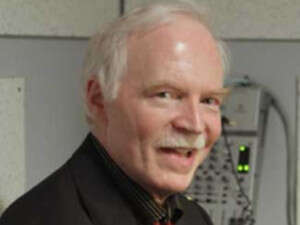 דן בראון קטן עליו. רוג'ר דיווידסון. דן בראון קטן עליו. רוג'ר דיווידסון.