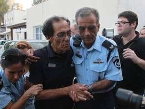 עמוס אלוני נלקח למסור עדות על רצח בנותיו עמוס אלוני נלקח למסור עדות על רצח בנותיו