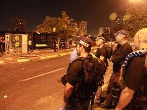 שוטרים משקיפים אל עבר תחנת האוטובוס שבה התנגשה המשאית, הערב בעכו. שוטרים משקיפים אל עבר תחנת האוטובוס שבה התנגשה המשאית, הערב בעכו.