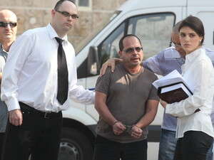 הדורס גבי חן עם עורכי דינו האחים גלעד הדורס גבי חן עם עורכי דינו האחים גלעד