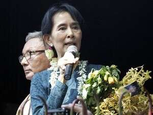 סו-צ'י נואמת במשרדי המפלגה. סו-צ'י נואמת במשרדי המפלגה.