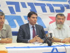 דנון בכנס החירום. דנון בכנס החירום.