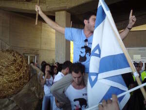 סטודנטים באוניברסיטת חיפה מוחים על הגעתה של זועבי לשאת דברים באוניברסיטה סטודנטים באוניברסיטת חיפה מוחים על הגעתה של זועבי לשאת דברים באוניברסיטה