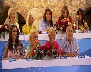 היפה והחנון. גרם לבנות להתכסות. היפה והחנון. גרם לבנות להתכסות.