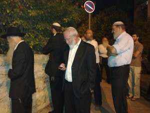 משמרת מחאה של רבנים הערב מול בית השר נאמן משמרת מחאה של רבנים הערב מול בית השר נאמן