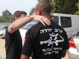 שני הלוחמים בחצר בית הדין שני הלוחמים בחצר בית הדין