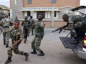 חיילי הממשלה בפעולה לדיכוי המרידה. חיילי הממשלה בפעולה לדיכוי המרידה.