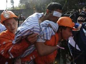 חילוץ של אחד הכורים בסין. חילוץ של אחד הכורים בסין.