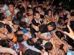 אנשים הנרמסים בפסטיבל המים בקמבודיה אנשים הנרמסים בפסטיבל המים בקמבודיה