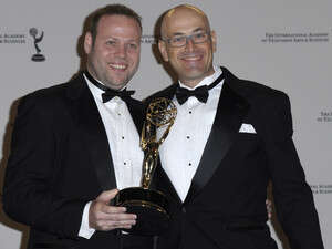 אדיר מילר ואלעד קופרמן מחזיקים בפסלון האמי הבינלאומי אדיר מילר ואלעד קופרמן מחזיקים בפסלון האמי הבינלאומי