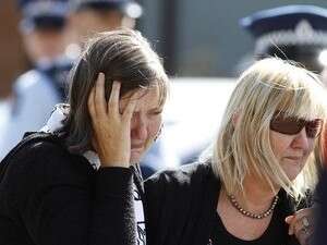 בני משפחה של אחד הכורים בניו זילנד אחרי הידיעה על מותם. בני משפחה של אחד הכורים בניו זילנד אחרי הידיעה על מותם.