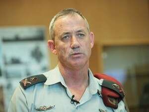 גנץ נושא דברים בקריה, היום. גנץ נושא דברים בקריה, היום.