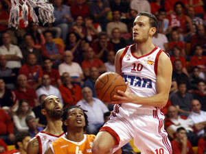 יובל נעימי עולה לסל יובל נעימי עולה לסל