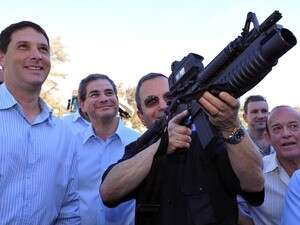 שר הביטחון ברק במהלך ביקור במפעל תע''ש. שר הביטחון ברק במהלך ביקור במפעל תע''ש.