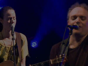 דואט של יזהר אשדות עם רונה קינן מתוך הופעה לשיר רגע דואט של יזהר אשדות עם רונה קינן מתוך הופעה לשיר רגע