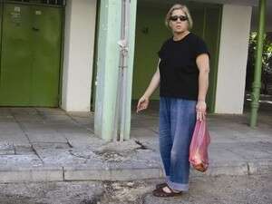 חיה בוקובזה ליד בור בכביש חיה בוקובזה ליד בור בכביש