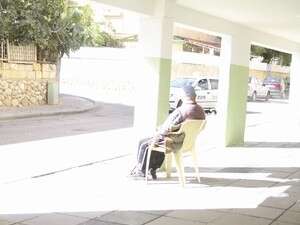 זקן יושב על כסא ברחוב גורדון זקן יושב על כסא ברחוב גורדון