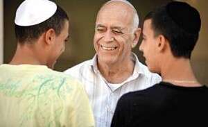 המנהל אלי כהן עם תלמידיו המנהל אלי כהן עם תלמידיו