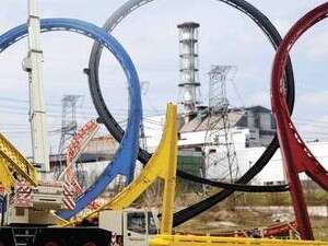 רכבת הרים על רקע הכור בצ'רנוביל (עיבוד מחשב) רכבת הרים על רקע הכור בצ'רנוביל (עיבוד מחשב)