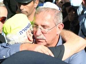 יעקב בורובסקי ויוסף מלינה בהלוויה של איציק מלינה יעקב בורובסקי ויוסף מלינה בהלוויה של איציק מלינה