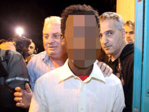 אביה של הילדה. לא ידע מה לעשות איתה. אביה של הילדה. לא ידע מה לעשות איתה.