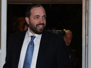 אריאל אטיאס בביתו של הרב עובדיה יוסף. אריאל אטיאס בביתו של הרב עובדיה יוסף.