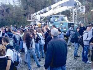 התלמידים חסמו בגופם את הטרקטורים התלמידים חסמו בגופם את הטרקטורים