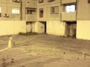 חצר הבניין ברחוב רבי עקיבא באשדוד חצר הבניין ברחוב רבי עקיבא באשדוד