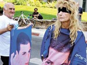 הפגנה לשחרור גלעד שליט מול בנייני אקירוב הפגנה לשחרור גלעד שליט מול בנייני אקירוב