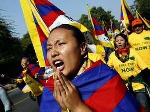 מפגינים למען טיבט. מפגינים למען טיבט.