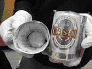 הקוקאין מוחבא בתוך תחתית כוס בירה הקוקאין מוחבא בתוך תחתית כוס בירה