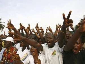 תומכיו של לורן בגבו. תומכיו של לורן בגבו.