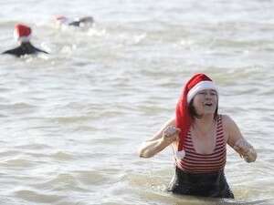 מתעקשים ליהנות. תושבת בריטניה חוגגת במים קפואים. מתעקשים ליהנות. תושבת בריטניה חוגגת במים קפואים.