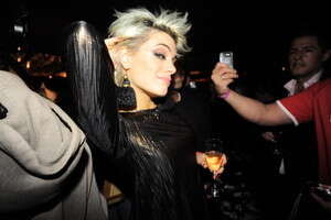 אמיליה אטיאס. תעשי לנו פוזה אמיליה אטיאס. תעשי לנו פוזה