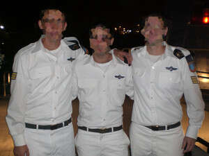 מאור, רותם ואלון בסיום קורס הצוללות אתמול מאור, רותם ואלון בסיום קורס הצוללות אתמול