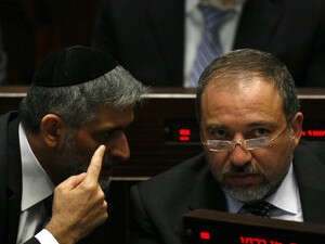 השר אלי ישי וליברמן בכנסת. התעקשות על קידום חוק הגיור, מעריך שר החוץ, תוביל לפירוק הממשלה. השר אלי ישי וליברמן בכנסת. התעקשות על קידום חוק הגיור, מעריך שר החוץ, תוביל לפירוק הממשלה.