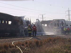 כוחות הכיבוי בוחנים את שרידי הקרונות, היום. כוחות הכיבוי בוחנים את שרידי הקרונות, היום.