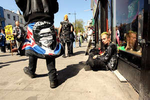 פאנקיסטים בדרך למיסה. או שלא פאנקיסטים בדרך למיסה. או שלא