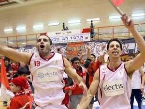 ירון להט. יחגוג מהיציע ירון להט. יחגוג מהיציע