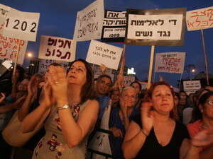 תמכו בבוארון למרות עמדותיו בנושאי נשים. הפגנה של ארגוני הנשים תמכו בבוארון למרות עמדותיו בנושאי נשים. הפגנה של ארגוני הנשים