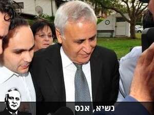 קצב עם חזרתו לקריית מלאכי, היום לאחר הקראת הכרעת הדין. קצב עם חזרתו לקריית מלאכי, היום לאחר הקראת הכרעת הדין.