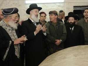 הרמטכ''ל גבי אשכנזי בביקור בקבר יוסף עם הרבנים הראשיים שלמה עמאר ויונה מצגר הרמטכ''ל גבי אשכנזי בביקור בקבר יוסף עם הרבנים הראשיים שלמה עמאר ויונה מצגר