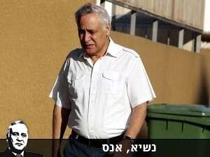 קצב חוזר מבית הכנסת לביתו, באחד הימים שלפני ההרשעה. קצב חוזר מבית הכנסת לביתו, באחד הימים שלפני ההרשעה.