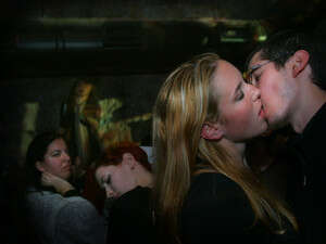 ����� ����