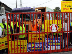 ראש עיריית ראשון לציון, דב צור, ועובדי אגף התברואה של עירו נועלים את שערי חניון משאיות פינוי האשפה בעיר, רגע לפני השביתה הגדולה ראש עיריית ראשון לציון, דב צור, ועובדי אגף התברואה של עירו נועלים את שערי חניון משאיות פינוי האשפה בעיר, רגע לפני השביתה הגדולה