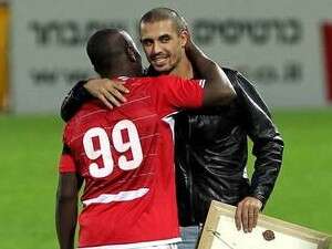 טוטו תמוז נפרד מדגלאס דה סילבה. אמר שלום טוטו תמוז נפרד מדגלאס דה סילבה. אמר שלום