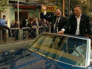 ארקדי גאידמק ואורי לופוליאנסקי מנופפים להמונים ארקדי גאידמק ואורי לופוליאנסקי מנופפים להמונים