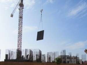 העגורן מעל גן הדודאים בנתניה העגורן מעל גן הדודאים בנתניה