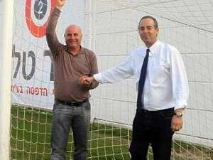 ראש העירייה רוכברגר עם מאיר יצחקי, הבעלים של עירוני רמת השרון ראש העירייה רוכברגר עם מאיר יצחקי, הבעלים של עירוני רמת השרון