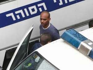 יצחק אברהם, הנאשם באונס, בדרך לאולם מעצרים יצחק אברהם, הנאשם באונס, בדרך לאולם מעצרים